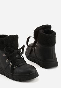 Born2be - Czarne Sznurowane Botki Vices z Kożuszkiem i Tłoczoną Podeszwą Nelianea. Okazja: na uczelnię. Kolor: czarny. Materiał: jeans. Wzór: kolorowy. Sezon: zima, jesień. Styl: klasyczny #3