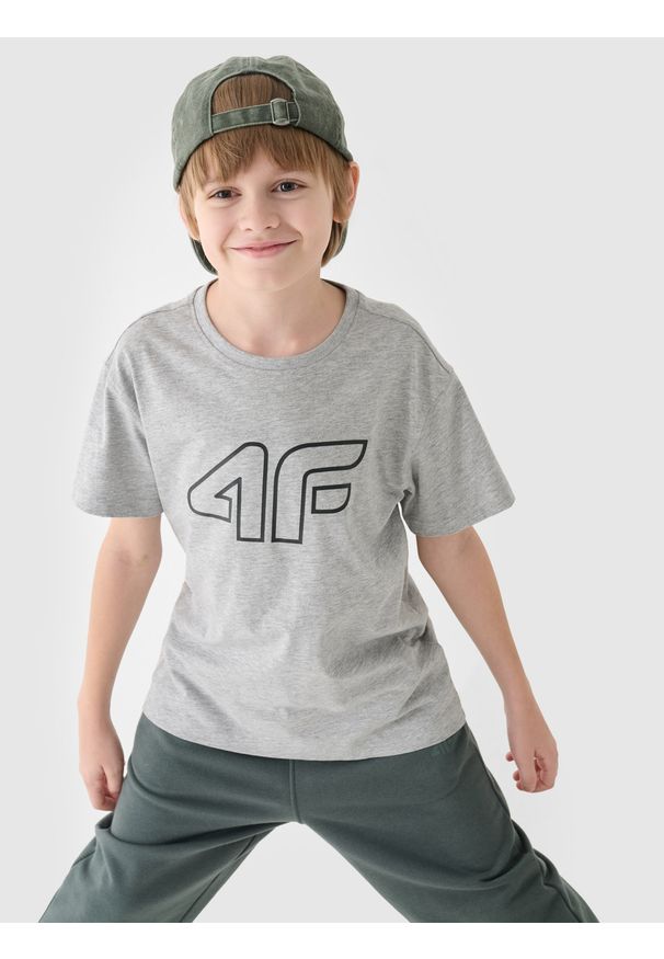 4f - T-shirt z nadrukiem chłopięcy - szary. Okazja: na co dzień. Kolor: szary. Materiał: jersey, materiał, bawełna, wiskoza, dzianina. Wzór: nadruk. Styl: sportowy, casual, klasyczny