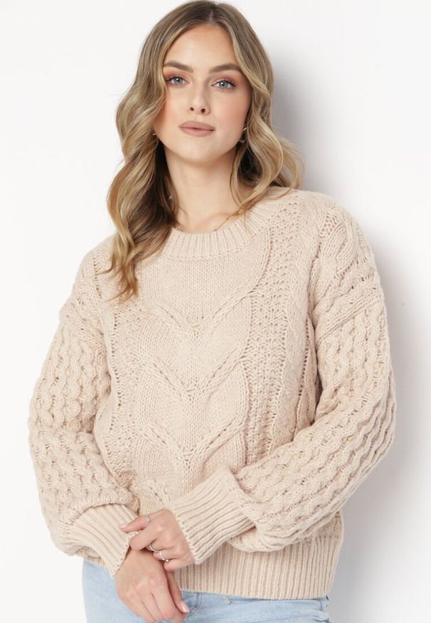 Born2be - Beżowy Sweter z Bawełną i Wełną z Warkoczykowym Splotem Venqille. Kolor: beżowy. Materiał: wełna, bawełna. Wzór: ze splotem