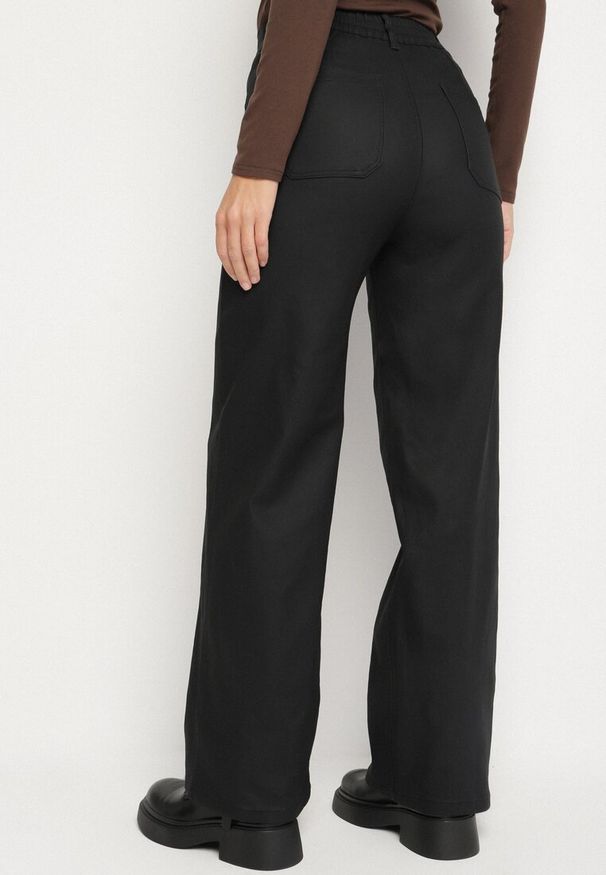 Born2be - Czarne Szerokie Spodnie z Imitacji Skóry z Regularnym Stanem Lanasela. Okazja: na co dzień, na spotkanie biznesowe. Kolor: czarny. Materiał: skóra. Styl: biznesowy, klasyczny, casual