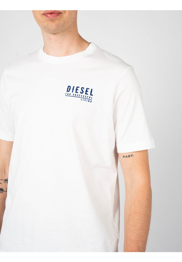 Diesel T-shirt "T-Just" | A13872-0QIAM | Mężczyzna | Biały. Okazja: na co dzień. Kolor: biały. Materiał: bawełna. Wzór: napisy. Styl: elegancki, casual
