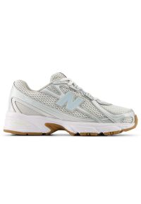 Buty dziecięce New Balance GR740AA – srebrne. Kolor: srebrny. Materiał: materiał, syntetyk. Szerokość cholewki: normalna. Sezon: lato. Sport: turystyka piesza