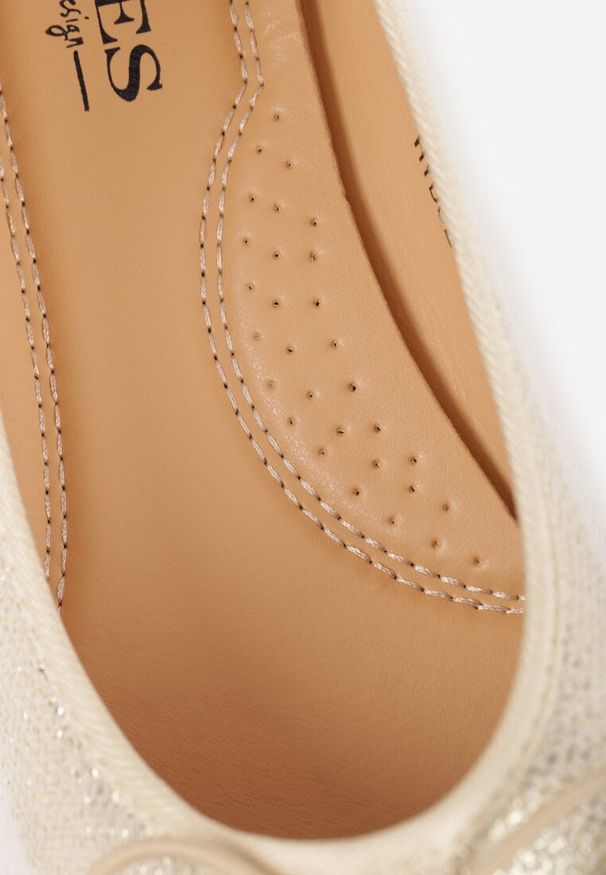 Renee - Złote Balerinki Vices z Ozdobną Kokardą i Tłoczeniem Typu Skóra Węża Tultewia. Okazja: na co dzień. Kolor: złoty. Materiał: skóra. Obcas: na obcasie. Styl: casual, elegancki. Wysokość obcasa: niski