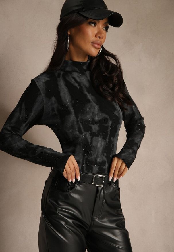 Renee - Czarna Marszczona Bluzka Longsleeve z Półgolfem Ralinda. Typ kołnierza: kołnierzyk stójkowy. Kolor: czarny. Materiał: jeans. Długość rękawa: długi rękaw. Długość: długie. Wzór: aplikacja. Styl: elegancki