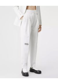 Burberry - BURBERRY - Białe spodnie z nadrukiem. Stan: podwyższony. Kolor: biały. Materiał: wełna. Wzór: nadruk. Styl: klasyczny