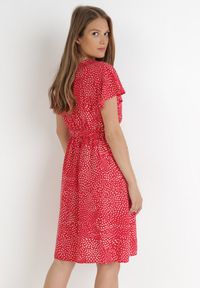Born2be - Czerwona Sukienka Kepherine. Kolor: czerwony. Materiał: tkanina, materiał. Wzór: kropki. Typ sukienki: kopertowe. Długość: mini