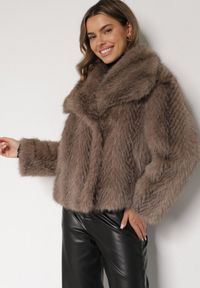 Born2be - Jasnobrązowa Futrzana Kurtka z Cieniowanym Wzorem Monizavia. Okazja: na co dzień. Kolor: brązowy. Materiał: futro. Styl: klasyczny, casual #1