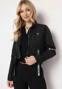 Born2be - Czarny Płaszcz z Regulowaną Długością i Taśmami z Napisem Emmilou. Kolor: czarny. Wzór: napisy. Sezon: wiosna, jesień #5