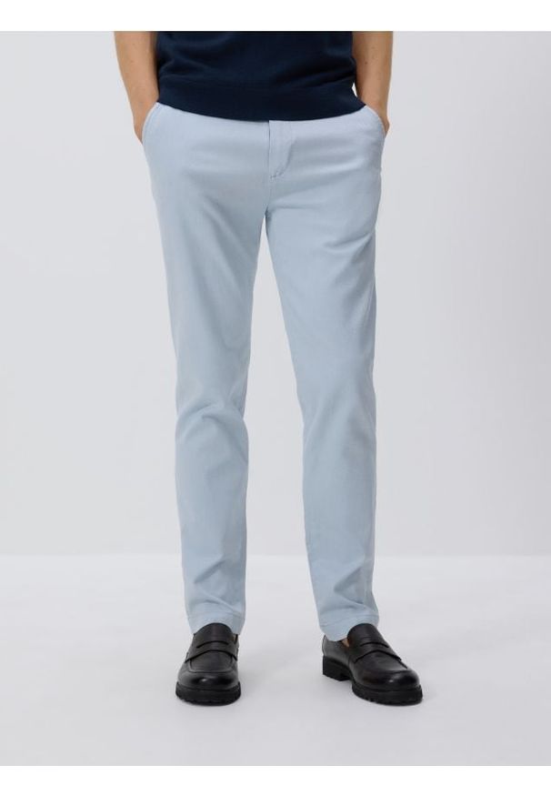 Reserved - Bawełniane spodnie chino slim - jasnoniebieski. Kolor: niebieski. Materiał: bawełna