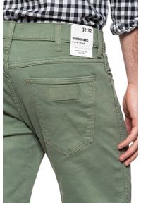 Wrangler - WRANGLER SPODNIE MĘSKIE GREENSBORO GREEN SAGE W15QSB22J. Materiał: materiał #8