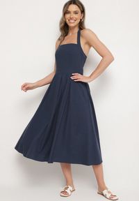 Born2be - Granatowa Sukienka z Wiskozą Bawełną i Odkrytymi Plecami Kinsara. Okazja: na co dzień. Kolor: niebieski. Materiał: bawełna, wiskoza. Styl: klasyczny, elegancki, casual