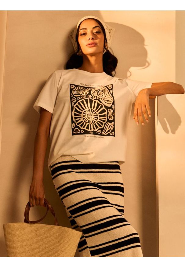 Sinsay - Bawełniana koszulka z nadrukiem muszli - kremowy. Kolor: kremowy. Materiał: bawełna. Wzór: nadruk