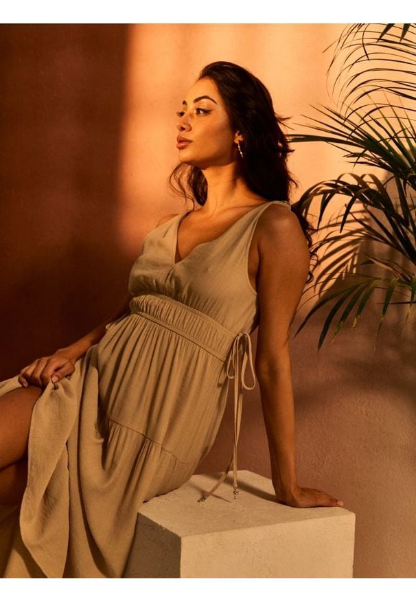 Sinsay - Sukienka midi z wiązaniem w pasie z wiskozą - kremowy. Kolor: kremowy. Materiał: wiskoza. Długość: midi