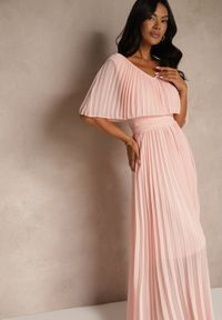 Renee - Jasnoróżowa Plisowana Sukienka z Gumką w Pasie z Falbaną Przy Dekolcie Drenia. Kolor: różowy. Materiał: tkanina #4