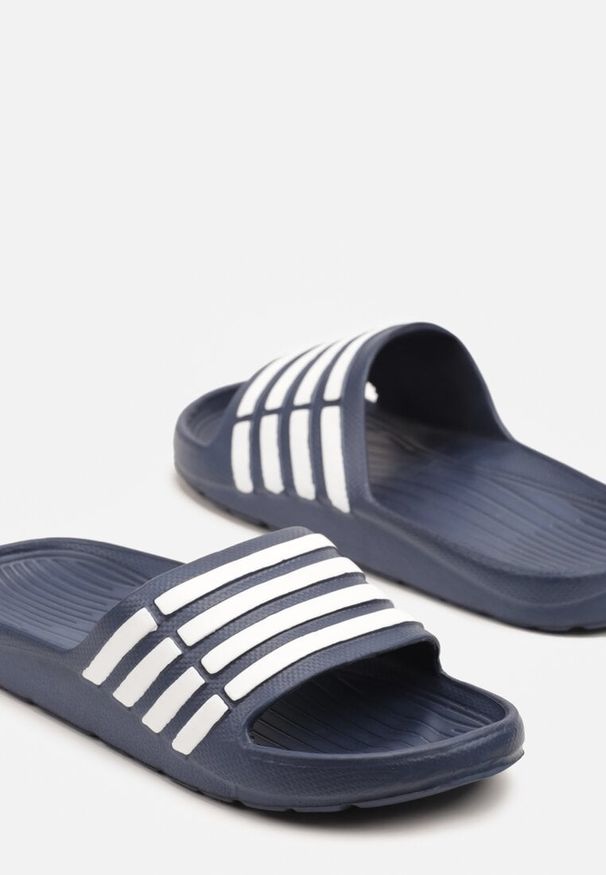 Born2be - Granatowe Klapki Piankowe z Ozdobnymi Paskami Idovisa. Okazja: na co dzień, na plażę. Kolor: niebieski. Wzór: paski. Sezon: lato. Styl: wakacyjny, elegancki, casual
