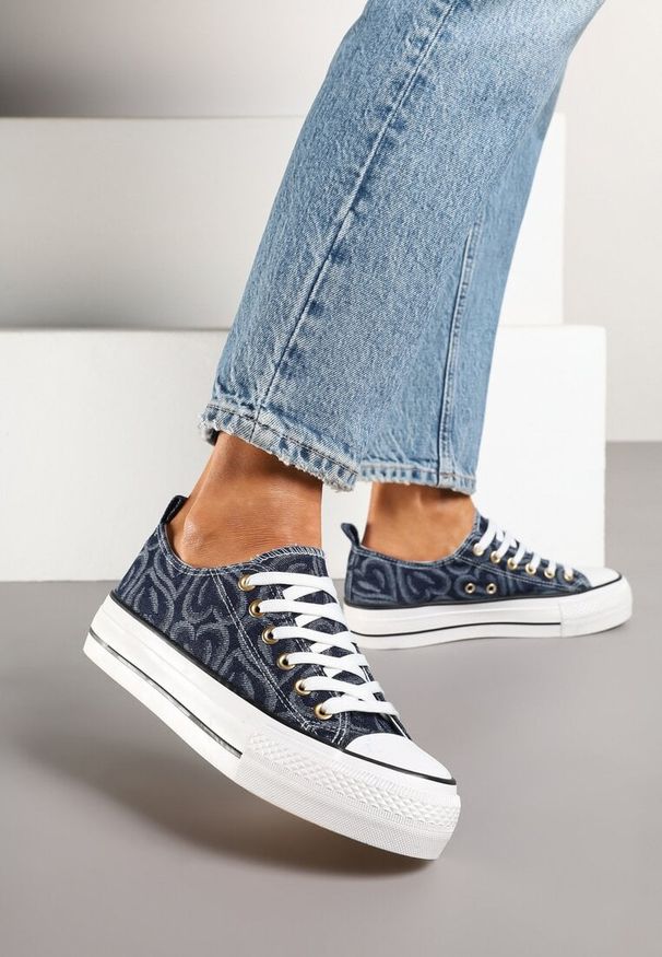 Renee - Granatowe Trampki na Platformie Zdobione Wzorem w Serca Gonavith. Okazja: na co dzień. Nosek buta: okrągły. Kolor: niebieski. Materiał: jeans. Wzór: aplikacja. Obcas: na platformie. Styl: elegancki, casual