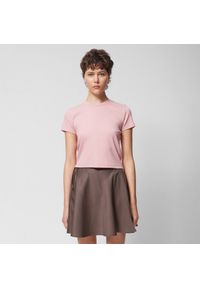 outhorn - T-shirt crop w prążki damski - różowy. Kolor: różowy. Materiał: dzianina, elastan, materiał, prążkowany, bawełna. Wzór: prążki
