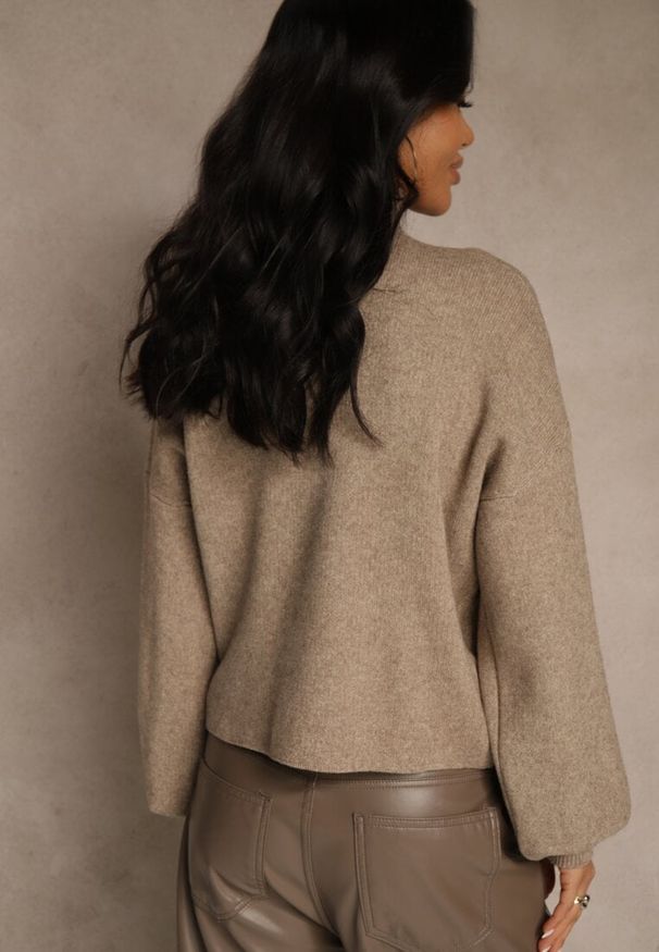 Renee - Beżowy Golf Ozdobiony Ściągaczami Wedena. Okazja: na co dzień. Typ kołnierza: golf. Kolor: beżowy. Materiał: skóra, jeans. Wzór: aplikacja. Styl: casual