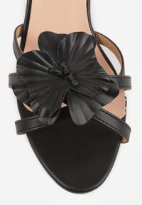 Renee - Czarne Klapki na Szpilce z Ozdobnym Kwiatkiem Brialora. Okazja: na co dzień. Kolor: czarny. Materiał: jeans. Wzór: kwiaty. Sezon: wiosna, lato. Obcas: na szpilce. Styl: casual #7