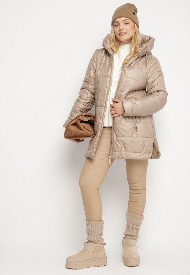 Born2be - Brązowa Pikowana Kurtka o Prostym Kroju z Kapturem Nalarea. Okazja: na co dzień. Typ kołnierza: kaptur. Kolekcja: plus size. Kolor: brązowy. Materiał: poliester, dzianina, jeans. Styl: klasyczny, casual, elegancki