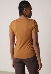 Born2be - Brązowy Bawełniany T-shirt w Klasycznym Stylu Nedila. Kolor: brązowy. Materiał: bawełna. Długość: długie. Styl: klasyczny #6