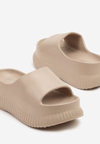 Born2be - Beżowe Piankowe Klapki na Grubej Podeszwie z Tłoczeniami Hasalla. Okazja: na spacer. Kolor: beżowy. Materiał: jeans. Sezon: lato #4