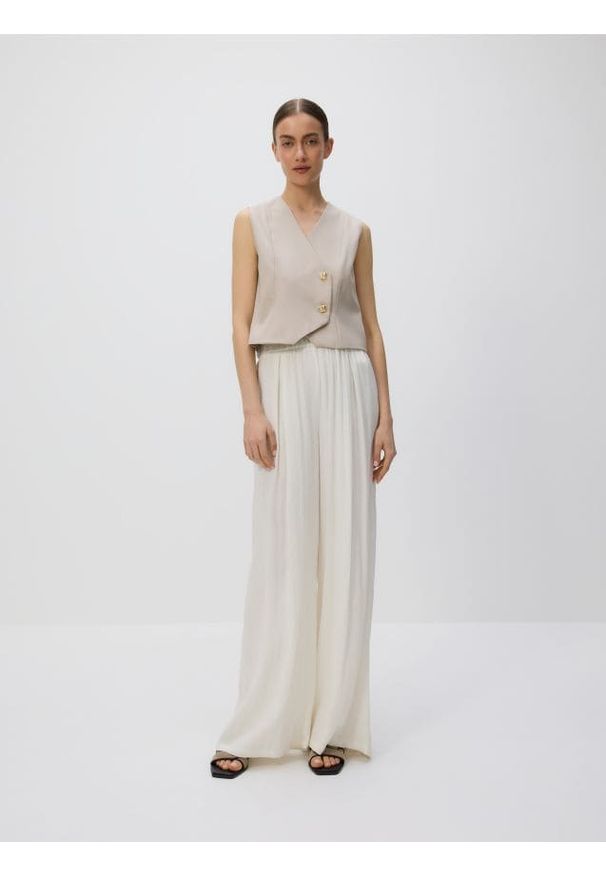 Reserved - Kamizelka z ozdobnymi guzikami - beżowy. Kolor: beżowy. Materiał: wiskoza, tkanina