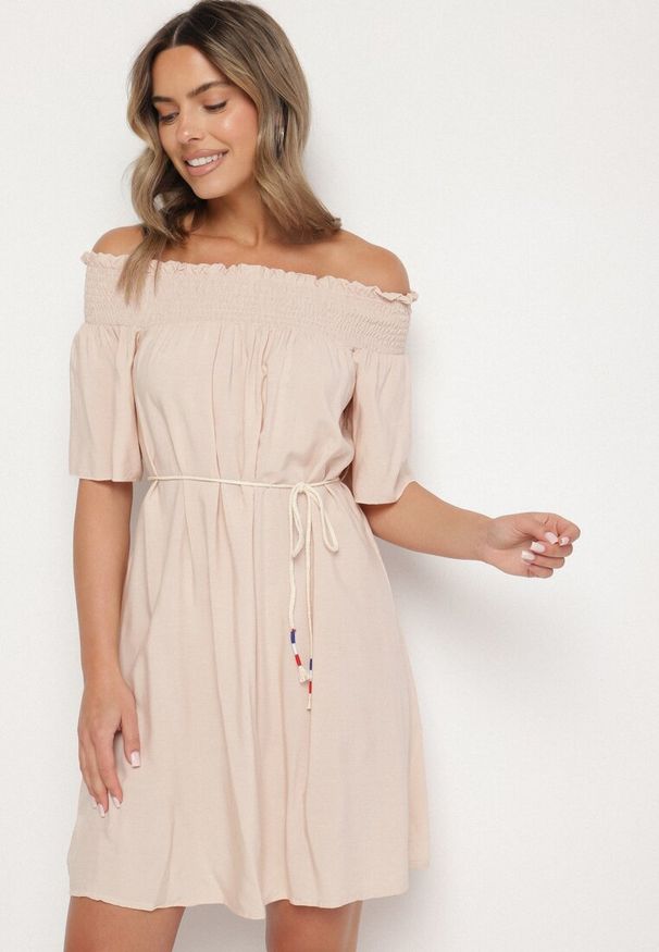 Born2be - Beżowa Sukienka z Wiskozą Bawełną Hiszpańskim Dekoltem i Sznurkiem Lilarenne. Okazja: na co dzień. Kolor: beżowy. Materiał: bawełna, wiskoza. Sezon: lato. Styl: casual, elegancki