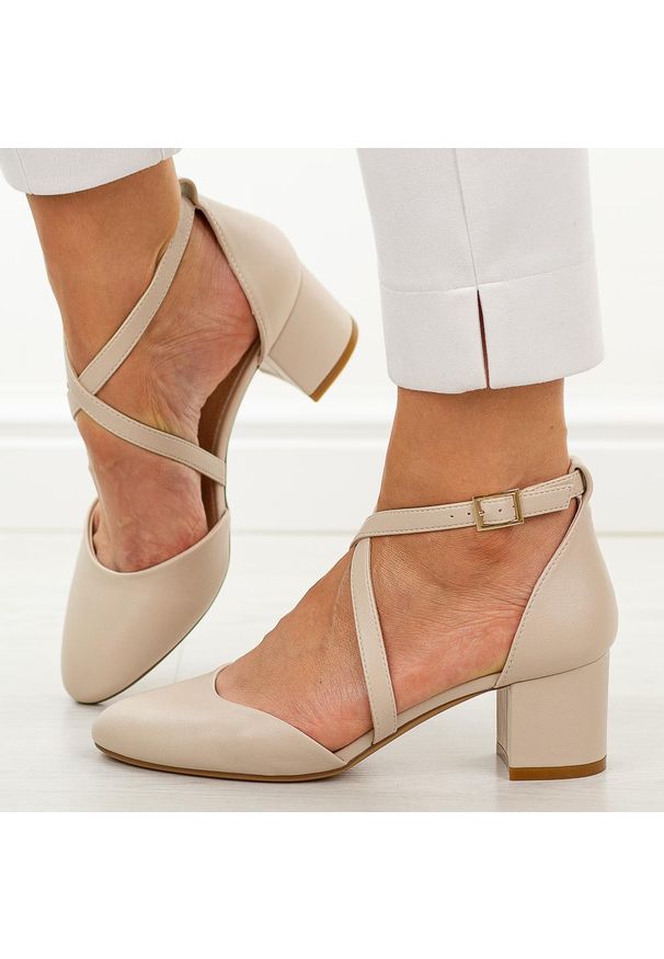 Cieliste sandały damskie na obcasie Sergio Leone Sk824. Okazja: na co dzień. Nosek buta: okrągły. Zapięcie: pasek. Kolor: beżowy. Szerokość cholewki: normalna. Materiał: skóra. Sezon: wiosna, jesień, lato. Obcas: na obcasie. Styl: casual, elegancki, klasyczny. Wysokość obcasa: średni