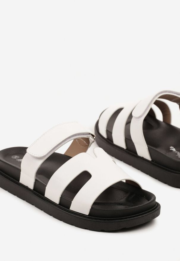 Born2be - Białe Klapki na Piankowej Podeszwie Zapinane na Rzep Rediona. Okazja: na spacer, na co dzień. Kolor: biały. Sezon: lato. Styl: klasyczny, elegancki, casual
