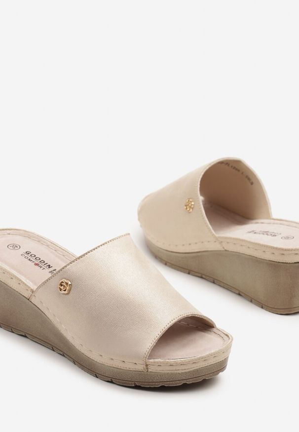 Born2be - Złoto-Beżowe Klapki na Koturnie z Szerokim Paskiem i Skórzaną Wkładką Amirana. Kolor: złoty. Materiał: skóra. Obcas: na koturnie. Styl: elegancki