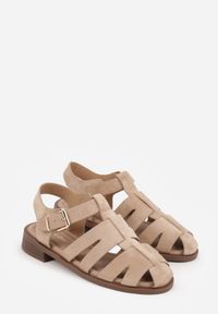 Born2be - Ciemnobeżowe Sandały Gladiatorki z Zapięciem na Klamerkę Chisttema. Okazja: na spacer, na co dzień. Kolor: beżowy. Materiał: jeans. Wzór: ażurowy. Obcas: na płaskiej podeszwie. Styl: casual, klasyczny #4