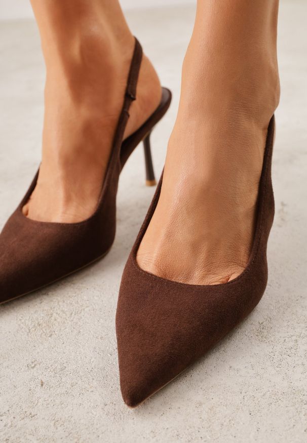 Born2be - Brązowe Sandały Slingback z Imitacji Zamszu na Szpilce z Noskiem w Szpic Delanoe. Okazja: na ślub cywilny, na imprezę, na co dzień, na wesele. Nosek buta: szpiczasty. Zapięcie: bez zapięcia. Kolor: brązowy. Materiał: zamsz. Obcas: na szpilce. Styl: elegancki, casual, klasyczny