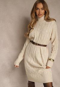 Renee - Jasnobeżowa Sukienka Sweterkowa z Golfem Wełną Bawełną i Ozdobnym Splotem Reilenea. Okazja: na imprezę. Typ kołnierza: golf. Kolor: beżowy. Materiał: wełna, bawełna. Wzór: ze splotem. Styl: elegancki #1