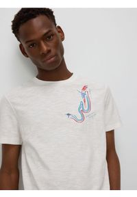 Reserved - T-shirt regular z haftem - kremowy. Kolor: kremowy. Materiał: dzianina, bawełna. Wzór: haft