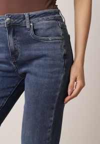 Born2be - Niebieskie Jeansy z Bawełną o Kroju Mom Fit Lendrea. Okazja: na co dzień. Stan: podwyższony. Kolor: niebieski. Styl: casual, klasyczny #4