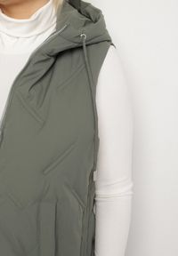 Born2be - Zielona Przejściowa Kamizelka z Pikowanymi Przeszyciami i Kapturem Fesolira. Okazja: na co dzień. Kolekcja: plus size. Kolor: zielony. Materiał: jeans. Styl: sportowy, casual #5