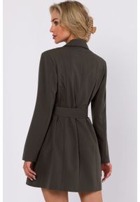 MOE - Sukienka żakietowa z kołnierzem i paskiem w talii khaki. Okazja: do pracy, na spotkanie biznesowe. Kolor: brązowy. Styl: biznesowy, elegancki #2