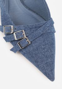 Born2be - Granatowe Czółenka ze Szpiczastym Noskiem na Obcasie Typu Kaczuszka Ozdobione Klamrami Asinelle. Okazja: na spotkanie biznesowe. Nosek buta: szpiczasty. Zapięcie: klamry. Kolor: niebieski. Wzór: aplikacja. Obcas: na obcasie. Styl: biznesowy, elegancki. Wysokość obcasa: średni #9