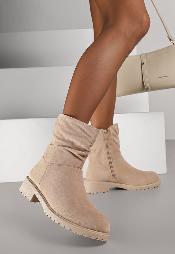Renee - Ciemnobeżowe Botki z Imitacji Zamszu z Marszczoną Cholewką do Kostki Ilora. Okazja: na imprezę. Kolor: beżowy. Materiał: zamsz. Szerokość cholewki: normalna. Styl: elegancki