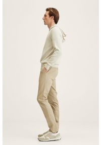Mango Man Spodnie męskie kolor transparentny w fasonie chinos. Okazja: na co dzień. Kolor: beżowy. Materiał: włókno, tkanina. Wzór: gładki. Styl: casual