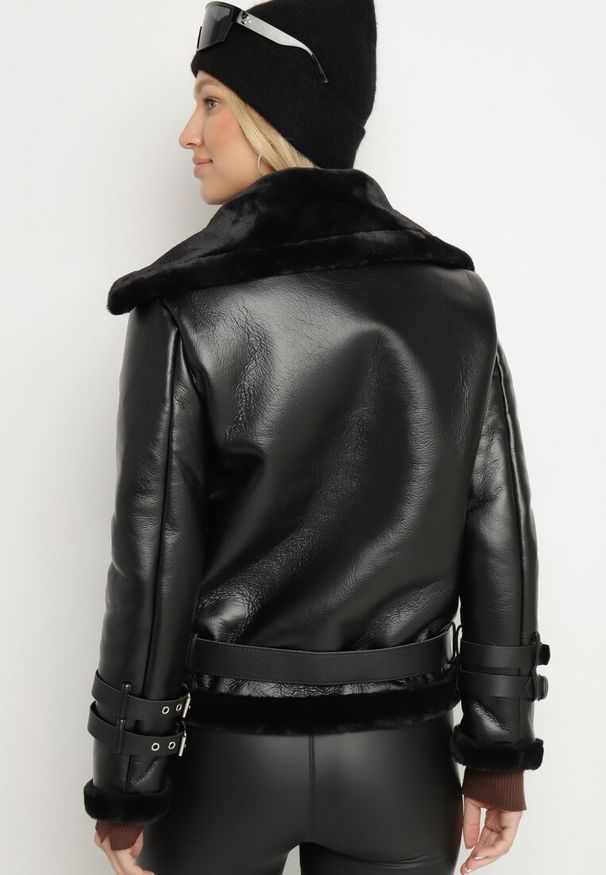 Born2be - Czarna Kurtka Biker Thalica. Okazja: na co dzień. Kolor: czarny. Materiał: futro. Długość rękawa: długi rękaw. Długość: krótkie. Wzór: aplikacja. Sezon: jesień, zima. Styl: casual