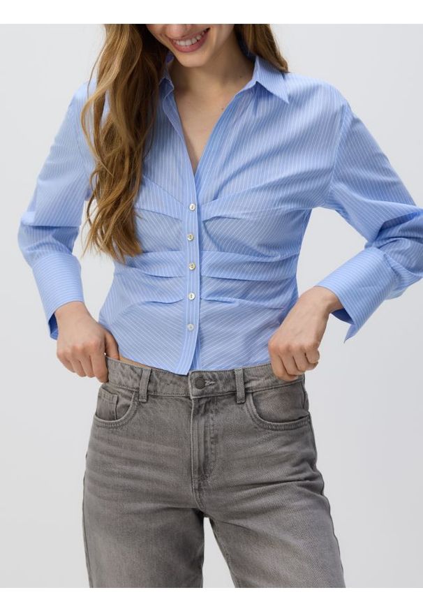 Reserved - Bawełniana koszula z drapowaniem - jasnoniebieski. Kolor: niebieski. Materiał: bawełna