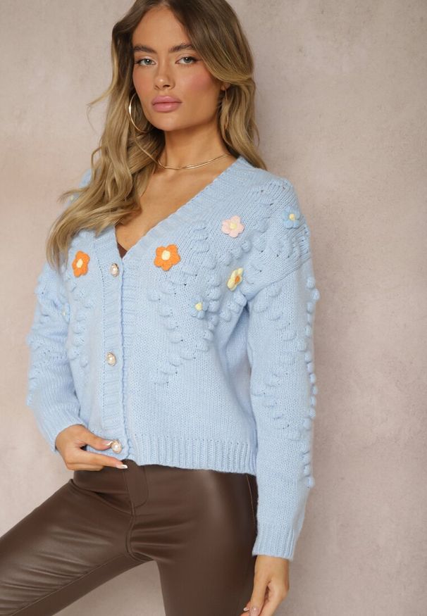 Renee - Jasnoniebieski Kardigan z Pomponami i Kwiatkami 3D w Stylu Retro Terilaya. Okazja: na co dzień, na spotkanie biznesowe. Kolor: niebieski. Materiał: bawełna. Wzór: kwiaty. Styl: retro