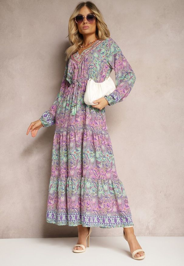 Renee - Różowa Sukienka z Dekoltem w V o Rozkloszowanym Fasonie w Print Paisley Akka. Okazja: na co dzień. Kolor: różowy. Materiał: skóra, zamsz. Wzór: paisley, nadruk. Styl: casual, elegancki