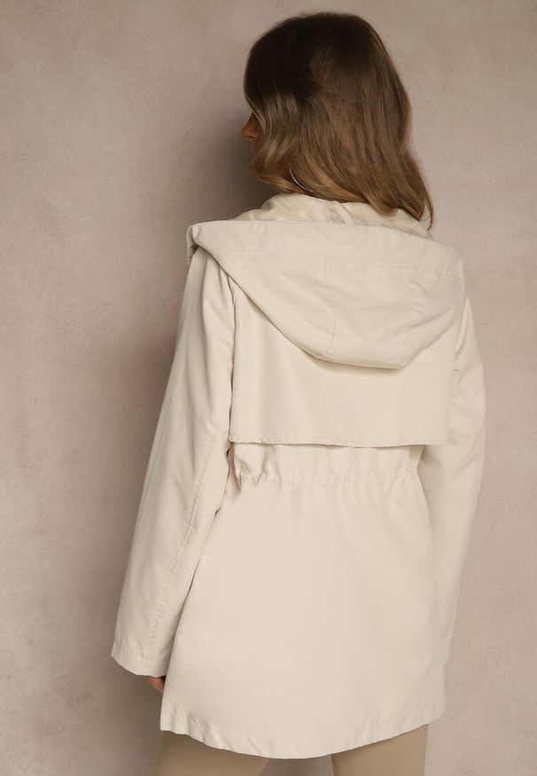 Renee - Jasnobeżowa Kurtka Parka o Klasycznym Kroju z Kapturem Cenelle. Okazja: na spacer. Typ kołnierza: kaptur. Kolor: beżowy. Materiał: jeans. Styl: klasyczny