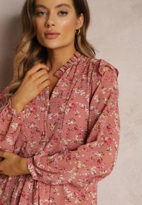Renee - Różowa Sukienka Rozkloszowana w Kwiaty Keilana. Typ kołnierza: kołnierz z falbankami. Kolor: różowy. Materiał: tkanina. Długość rękawa: długi rękaw. Wzór: kwiaty. Typ sukienki: rozkloszowane. Styl: klasyczny. Długość: mini #4
