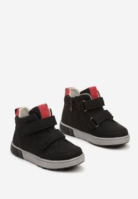 Born2be - Czarno-Czerwone Botki Clibee w Stylu Sneakersów na Płaskiej Podeszwie z Tłoczeniem Romitha. Okazja: na uczelnię. Nosek buta: okrągły. Zapięcie: rzepy. Kolor: czarny. Materiał: jeans. Wzór: kolorowy. Styl: retro, młodzieżowy, elegancki #3