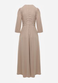 Born2be - Beżowa Kopertowa Sukienka Wieczorowa z Metaliczną Aplikacją w Talii Henalana. Okazja: na imprezę. Typ kołnierza: dekolt w serek. Kolor: beżowy. Wzór: aplikacja. Typ sukienki: kopertowe. Styl: wizytowy #3