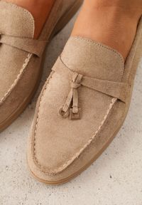 Renee - Ciemnobeżowe Mokasyny VICES Casualowe ze Skórzaną Wkładką i Metalowymi Ozdobami Dinsmore. Okazja: na co dzień. Nosek buta: okrągły. Kolor: beżowy. Materiał: skóra. Wzór: aplikacja. Obcas: na obcasie. Styl: casual. Wysokość obcasa: niski #9